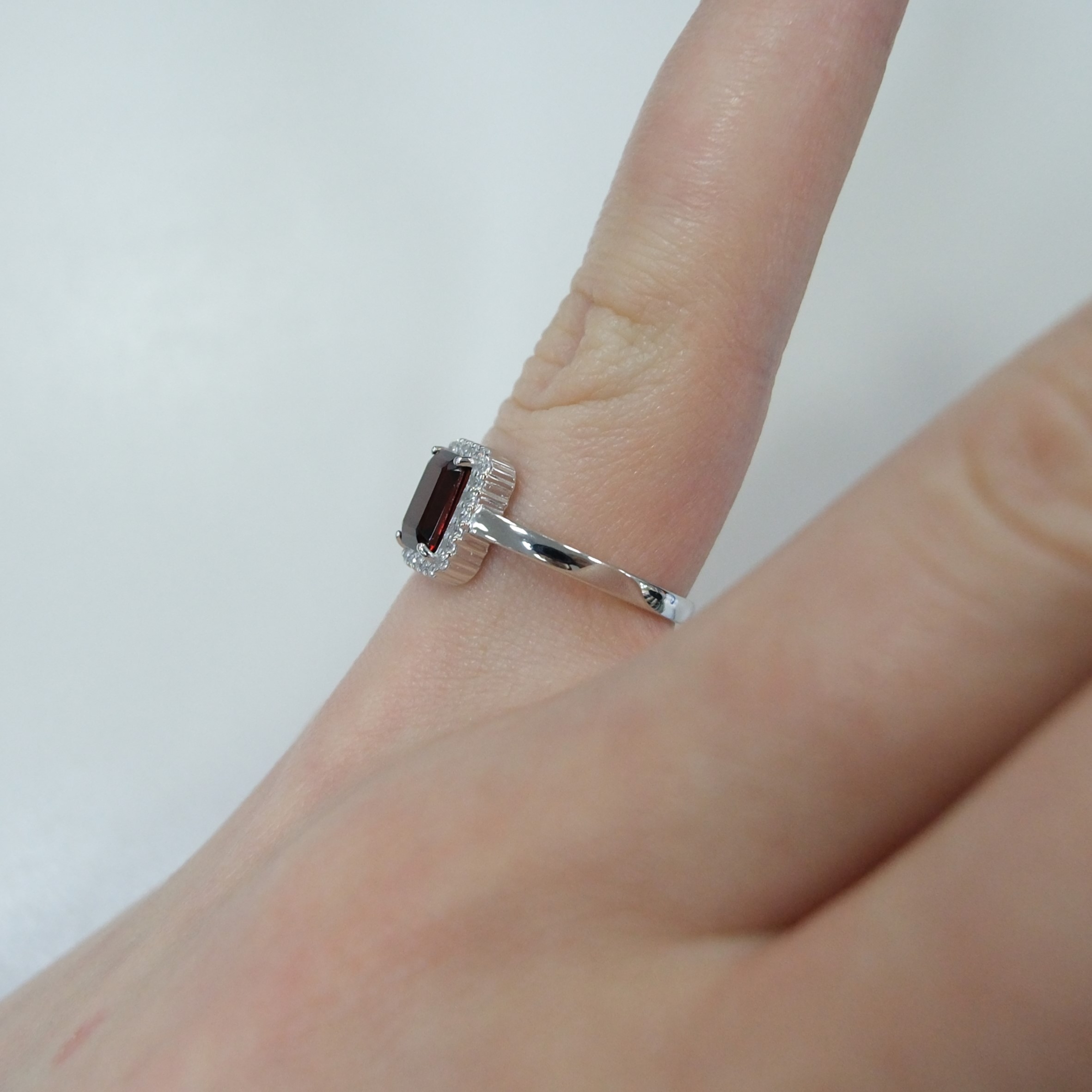 Серебряное кольцо с гранатом